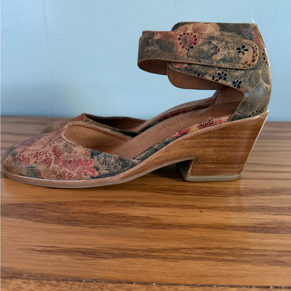 Gentle Souls by Kenneth Cole Floral Blaise Wedge Pump - Picture 3 of 10